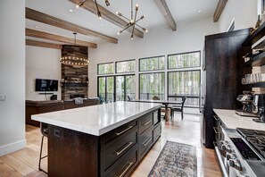 Fridge, microwave, oven, stovetop - 🏆 MountainModernHome PrivateHotTub EV Charger Family Friendly - 5min to Slopes (Breckenridge)