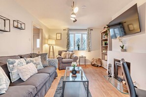 TV, fireplace - An inviting and warm, dog friendly holiday cottage - Snowdrop Cottage (Chipping Norton)