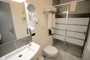 淋浴設備、免費盥洗用品、吹風機、毛巾