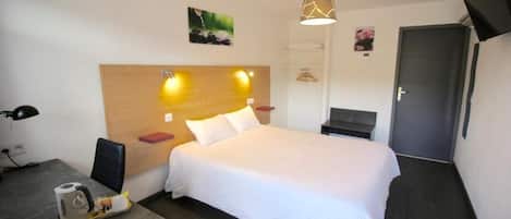 Comfort Double Room | Soundproofing, iron/ironing board, free WiFi, bed sheets