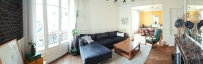 Fernseher, Kamin, Bücher, Computerbildschirme