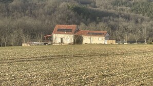 Un paysage rural avec une ferme et des champs.