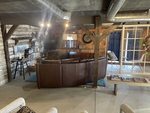 TV connectée, lecteur de DVD, livres, vidéothèque