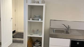 Refrigerador, horno, tostadora, utensilios de cocina