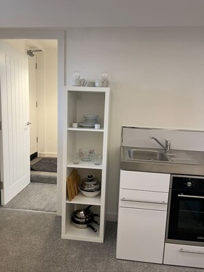 Refrigerador, horno, tostadora, utensilios de cocina