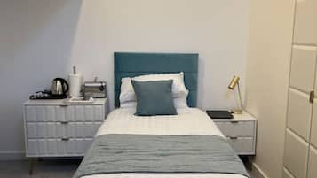 1 habitación, escritorio, tabla de planchar con plancha y wifi gratis