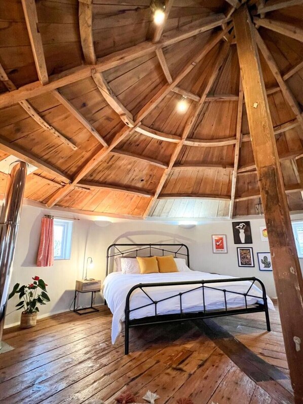 1 bedroom, travel cot, free WiFi, bed sheets