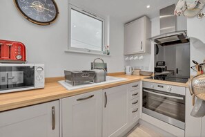 Fridge, oven, dishwasher, toaster - Harbour View, with stunning views Felixstowe Ferry (Felixstowe Ferry)