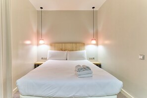 Leilighet – standard | Sengetøy av topp kvalitet, dundyner og skrivebord for bærbar PC