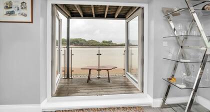 The Old Pilot Hut, Felixstowe Ferry, Amazing Views