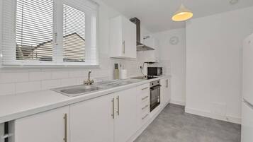 Réfrigérateur, four, lave-vaisselle, grille-pain