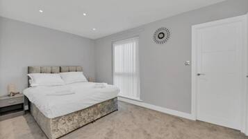 2 sovrum, skrivbord, strykjÀrn/strykbrÀda och resesÀng