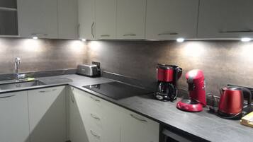 Refrigerador, microondas, horno, placa de cocina