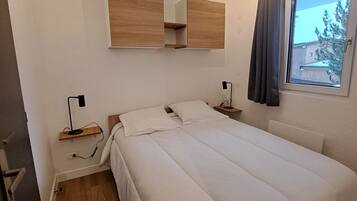 5 bedrooms, iron/ironing board, travel crib, bed sheets