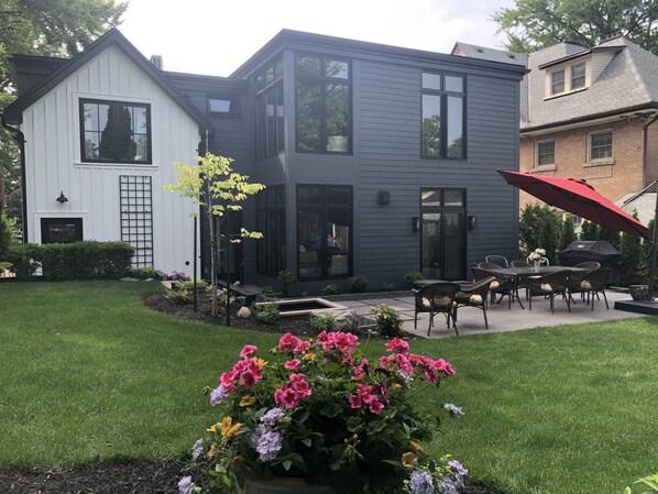 Outdoor dining - Stone's Throw Stratford - The Loft plus 1 bedroom (Stratford)