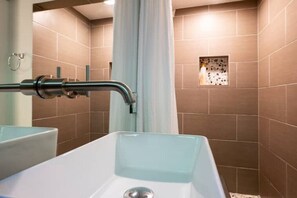 Dusche, Haartrockner, Handtücher, Seife