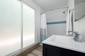 Douche, sèche-cheveux, savon