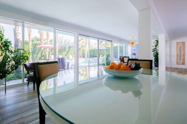 Dining - Casa Del Sol, a Mid-Century gem in the desert
(Palm Springs)