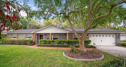 SWIM! Pool Paradise - close to Orlando/Tampa/St Pete - Cozy & Modern