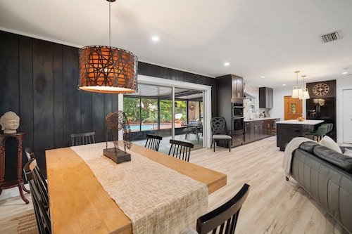 SWIM! Pool Paradise - close to Orlando/Tampa/St Pete - Cozy & Modern