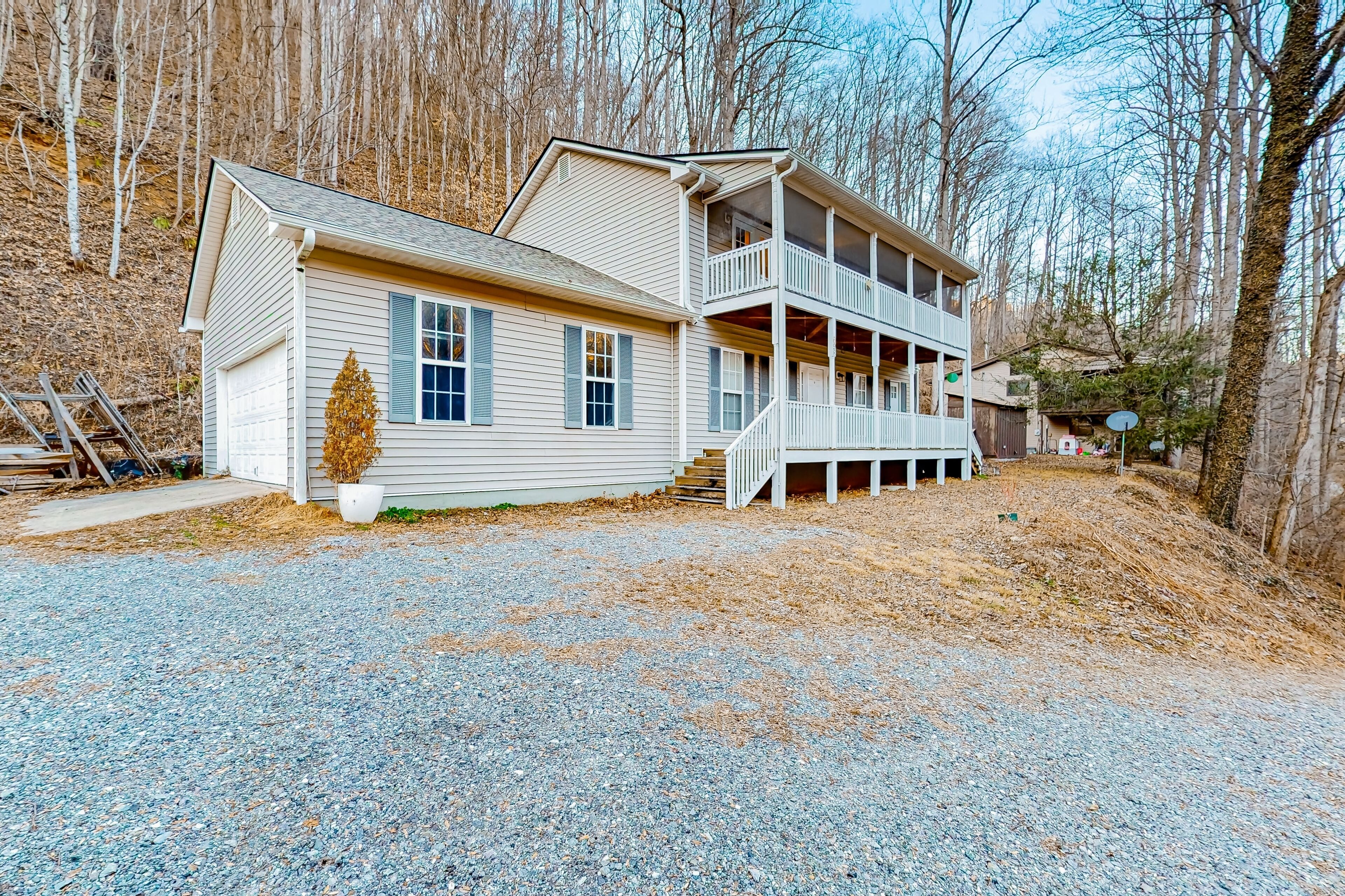 Wilderness studio with kitchenette, jetted tub, smart TV, & AC - dog-friendly