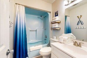 Secador de cabelo, toalhas de banho