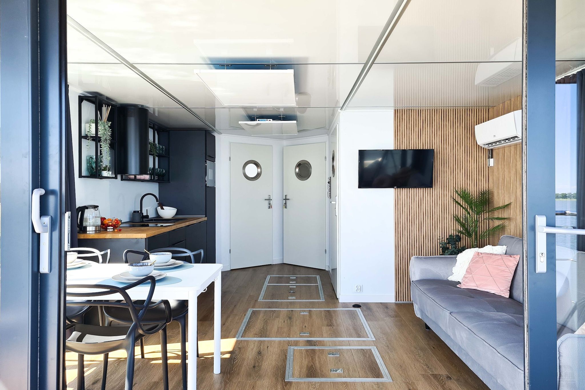 Un interior moderno con zona de comedor, cocina y espacio de estar.