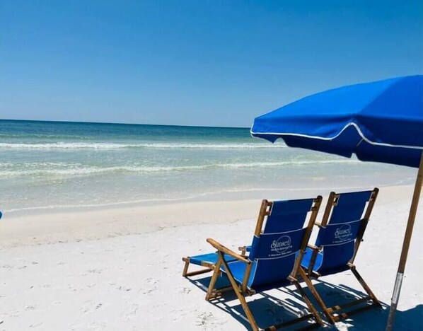 على الشاطئ، كراسي للتشمس