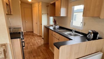 Refrigerador, horno, parrilla de estufa y tetera eléctrica