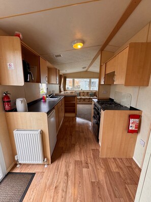 Chalet | Private kitchen | Fridge, oven, stovetop, electric kettle - 3 Bed Caravan - Sleeps 8 - Pet Friendly, Parking (Abergele)
