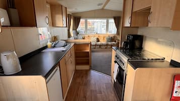 Chalet | Cucina privata | Frigorifero, forno, piano cottura, bollitore elettrico