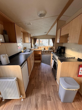 Chalet | Private kitchen | Fridge, oven, stovetop, electric kettle