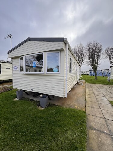 3 Bed Caravan - Sleeps 8 - Pet Friendly, Parking