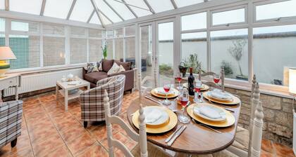 The Roddy House is a charming three-bedroom thatched cottage in West Bay.