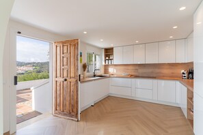 Refrigerador, microondas, horno y lavavajillas