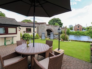 Outdoor dining - River Cottage (Penrith)