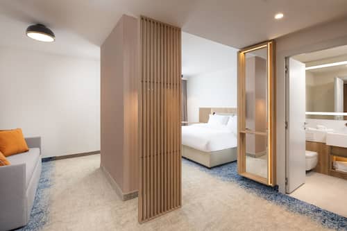 Suite Junior, 1 letto king con divano letto | Una cassaforte in camera, insonorizzazione, ferro/asse da stiro