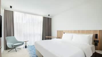 Habitación superior, 1 cama King size, vista a la ciudad | Caja de seguridad en la habitación y insonorización