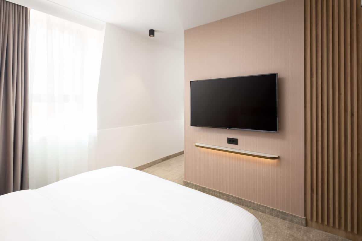 Habitación estándar, 1 cama Queen size, para no fumadores, vista a la ciudad | Caja de seguridad en la habitación y insonorización