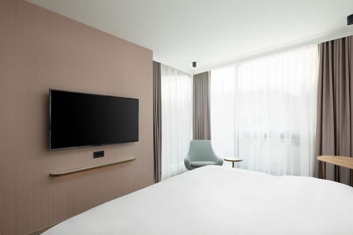 Habitación superior, 1 cama King size, para no fumadores, vista a la ciudad | Caja de seguridad en la habitación y insonorización