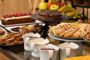Daily buffet breakfast (RON 116.84 per person)