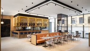 Ein modernes Restaurant mit Bar, Sitzgelegenheiten und Blick auf das Wasser.