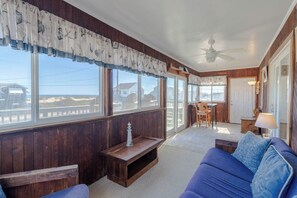 Tv, bordfodbold, stereoanlæg