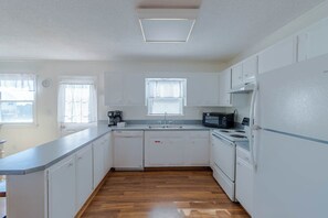 Køleskab, mikrobølgeovn, ovn, kogeplade