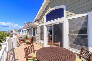 Outdoor dining - Fun, beachy decor and well-appointed bedrooms at Afishynado! (Corolla)