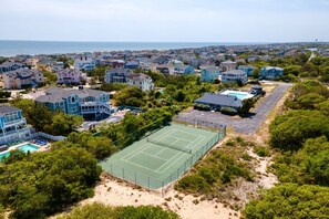 Zona residencial con casas, cancha de tenis y piscina.