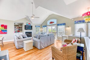 Smart TV, fireplace - Fun, beachy decor and well-appointed bedrooms at Afishynado! (Corolla)