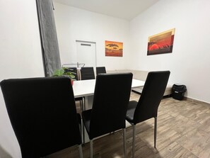 Microwave, oven, stovetop, toaster - Cozy 3BR shared Apt. Wien Simmering (Vienna)