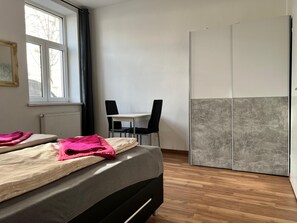 A bedroom with a bed, a desk, and a wardrobe. - Cozy 3BR shared Apt. Wien Simmering (Vienna)
