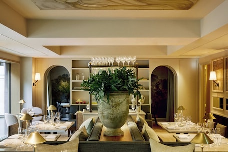 Café da manhã, almoço e jantar. Villa Dahlia